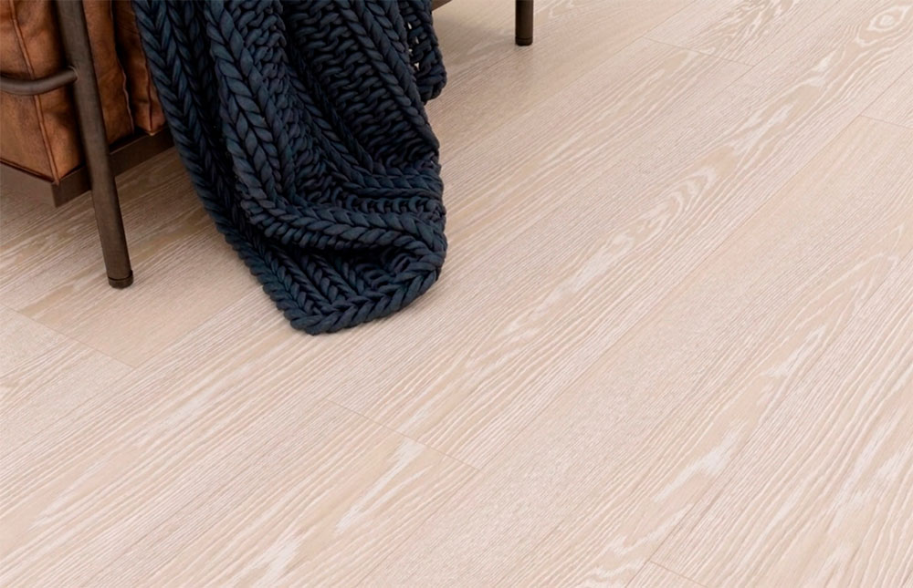 ROBLE-WHITE-1LAMA-NUDO-ELITE-BARNIZ-SUPERMATE-DETALLE